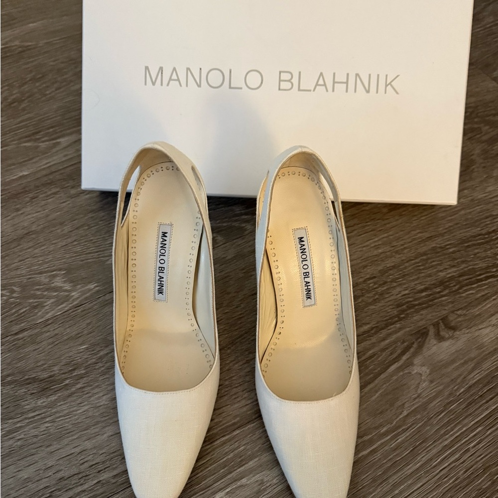 Manolo Blahnik White Pointed Slingback Stiletto Heels - Picture 4 of 7